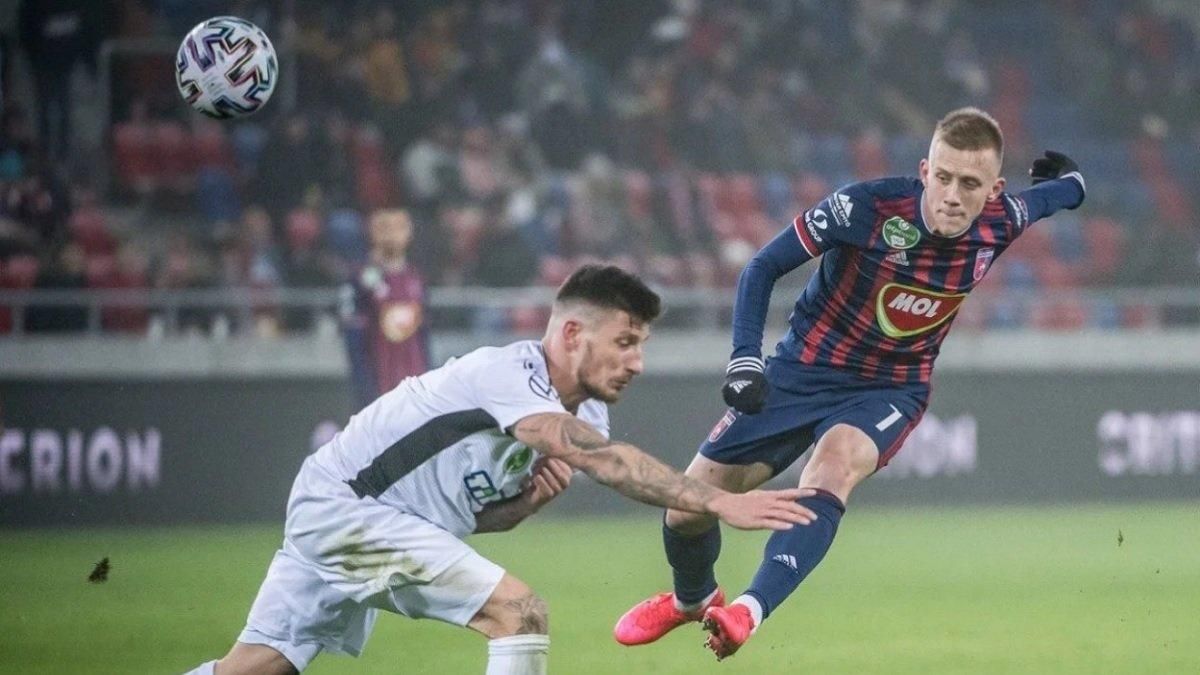 Українця Петряка забрали з поля на ношах у матчі чемпіонату Угорщини – фото Українця Петряка забрали з поля на ношах у матчі чемпіонату Угорщини – фото