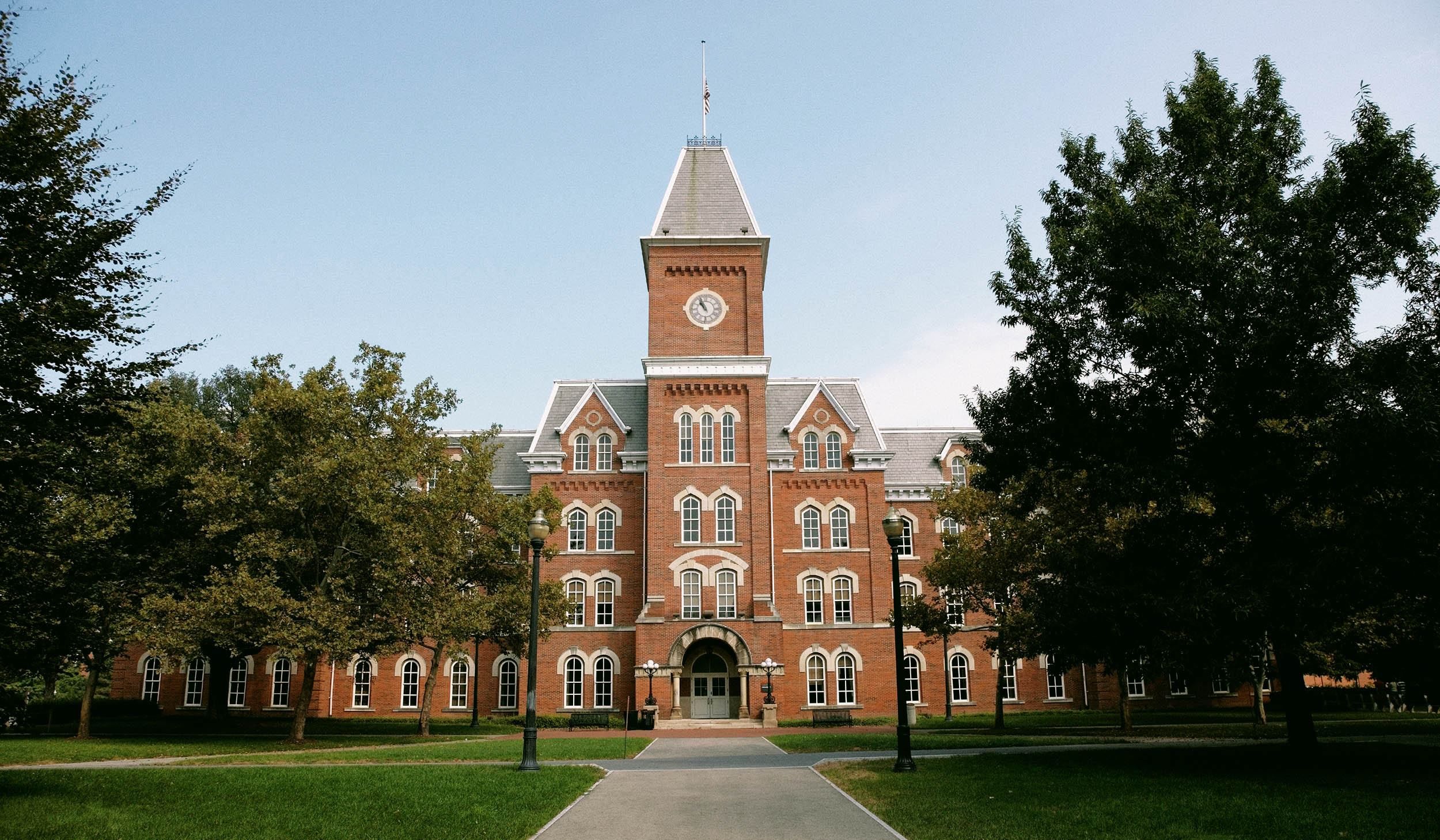 В США отменили два баскетбольных матча из-за подозрения на коронавирус В США отменили два баскетбольных матча из-за подозрения на коронавирус