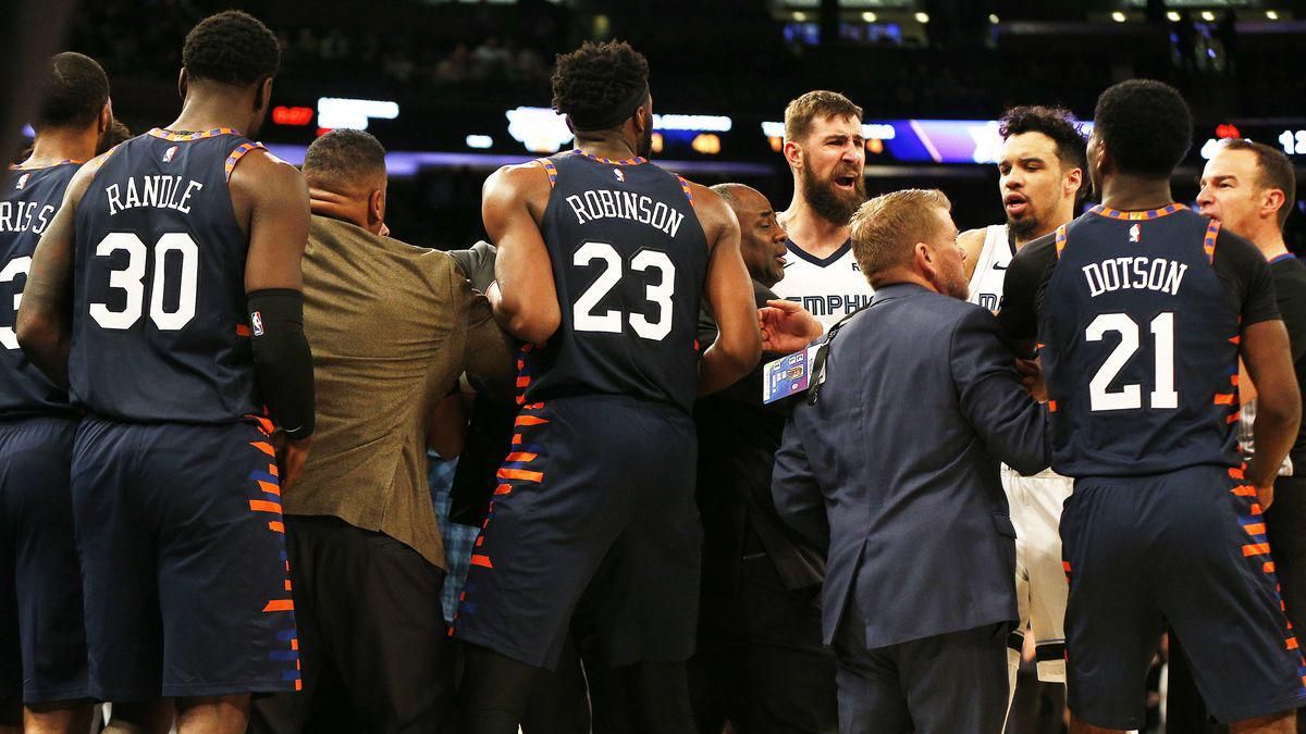 У матчі НБА між гравцями сталася масова бійка – відео
