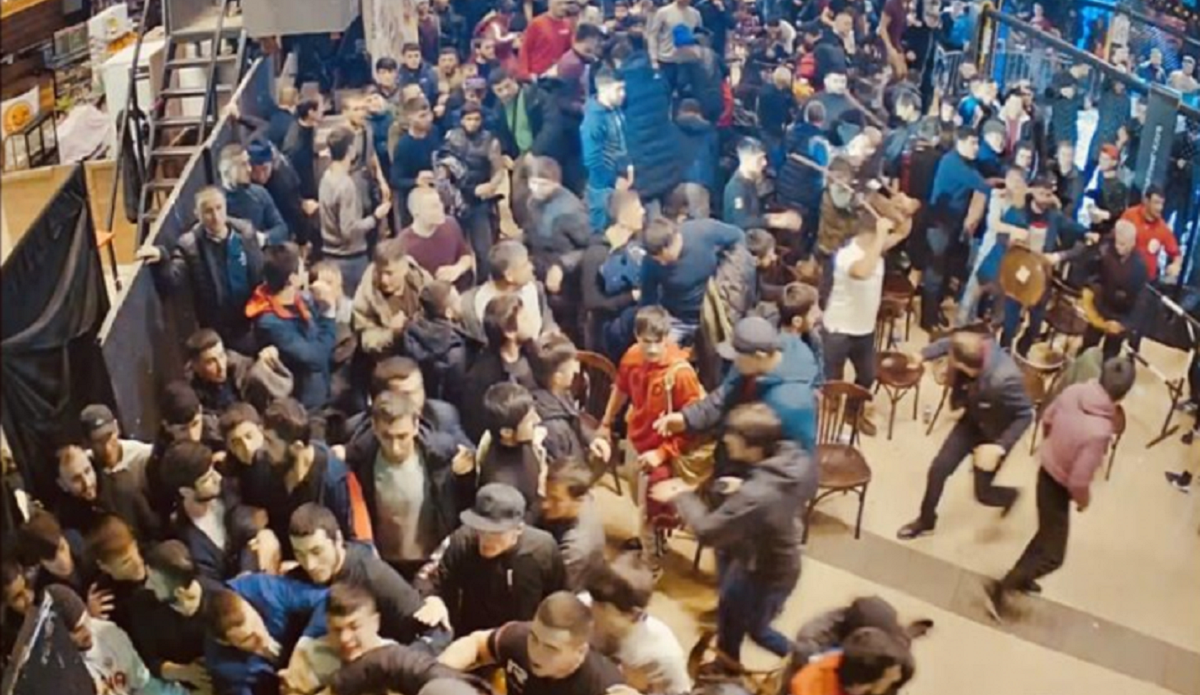 На турнірі ММА в Москві сталася масова бійка між глядачами і спортсменами – відео На турнірі ММА в Москві сталася масова бійка між глядачами і спортсменами – відео