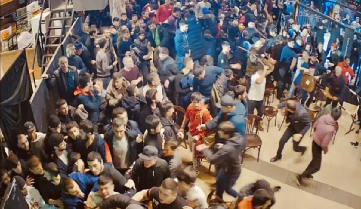 На турнире ММА в Москве произошла массовая драка между зрителями и спортсменами – видео