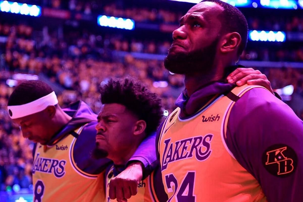 Леброн Джеймс розплакався під час поминальної церемонії за Кобі Браянтом – відео Леброн Джеймс розплакався під час поминальної церемонії за Кобі Браянтом – відео