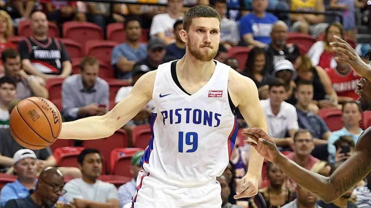 Михайлюк уверенно бросал издали, но "Детройт" уступил "Торонто": видео Михайлюк уверенно бросал издали, но "Детройт" уступил "Торонто": видео