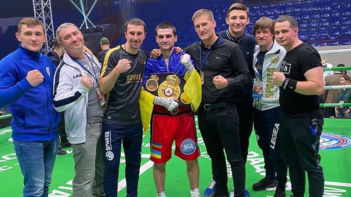 Український боксер легко переміг росіянина в титульному поєдинку: відео
