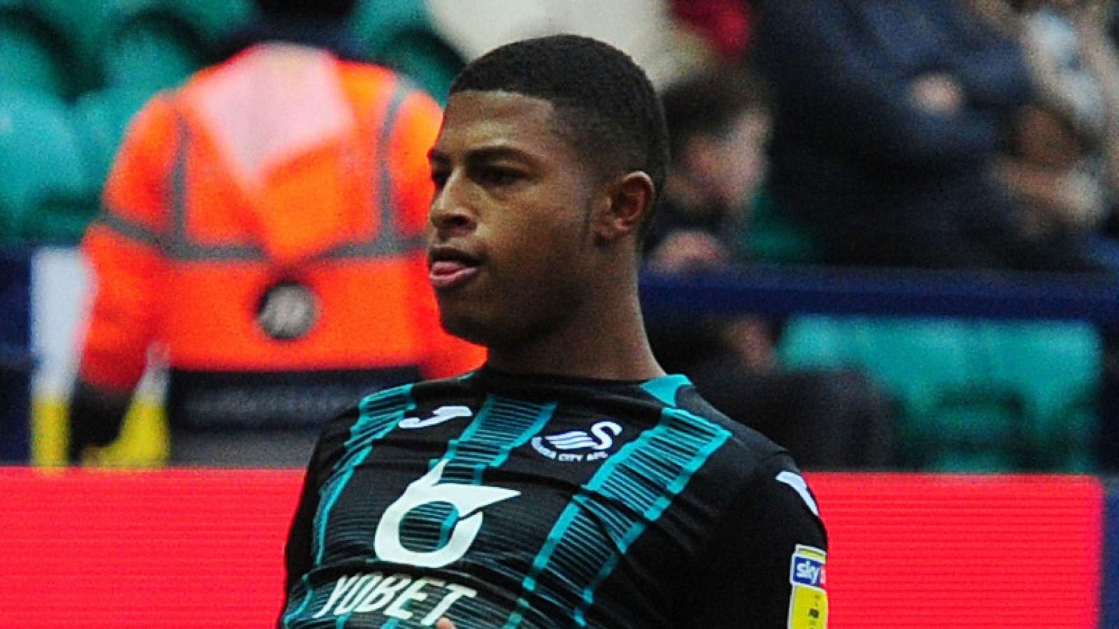 Футболист "Ливерпуля" показал арбитру желтую карточку во время матча: видео Футболист "Ливерпуля" показал арбитру желтую карточку во время матча: видео