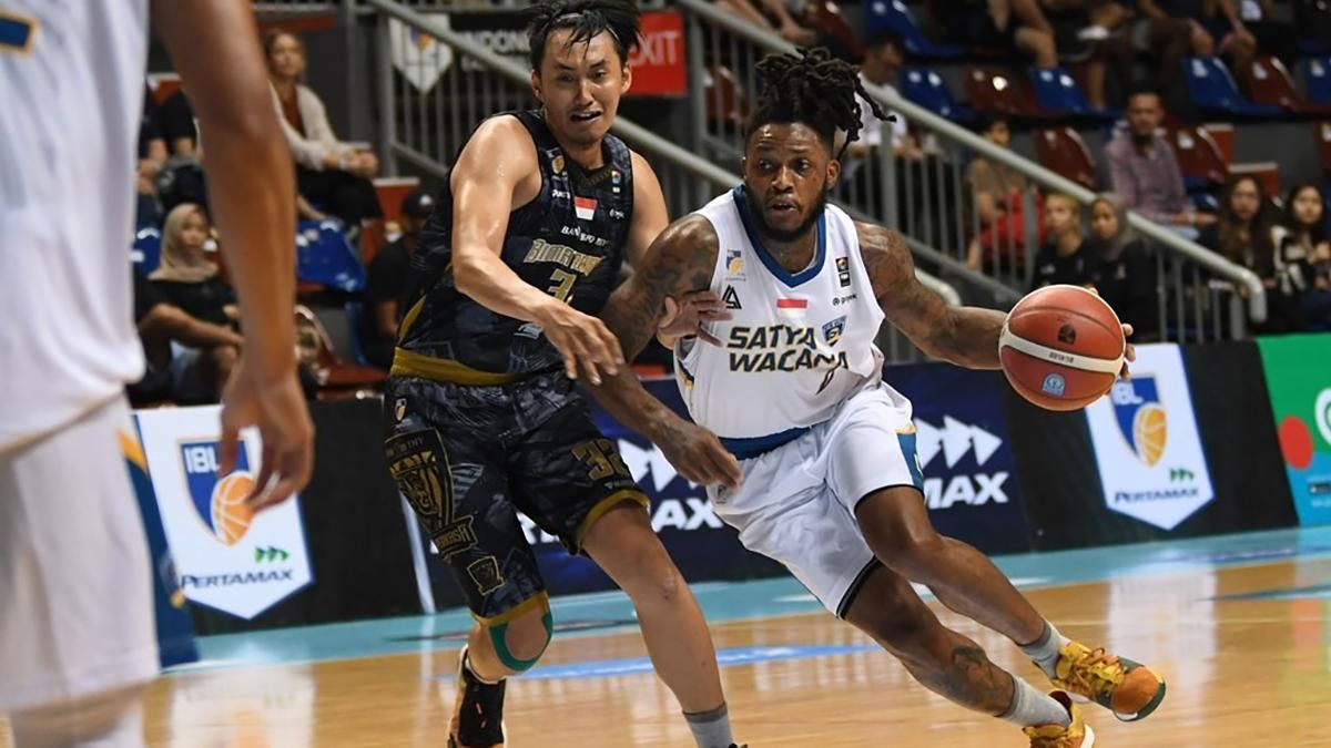 Баскетболист забросил мяч в корзину, перепрыгнув через соперника: видео Баскетболист забросил мяч в корзину, перепрыгнув через соперника: видео