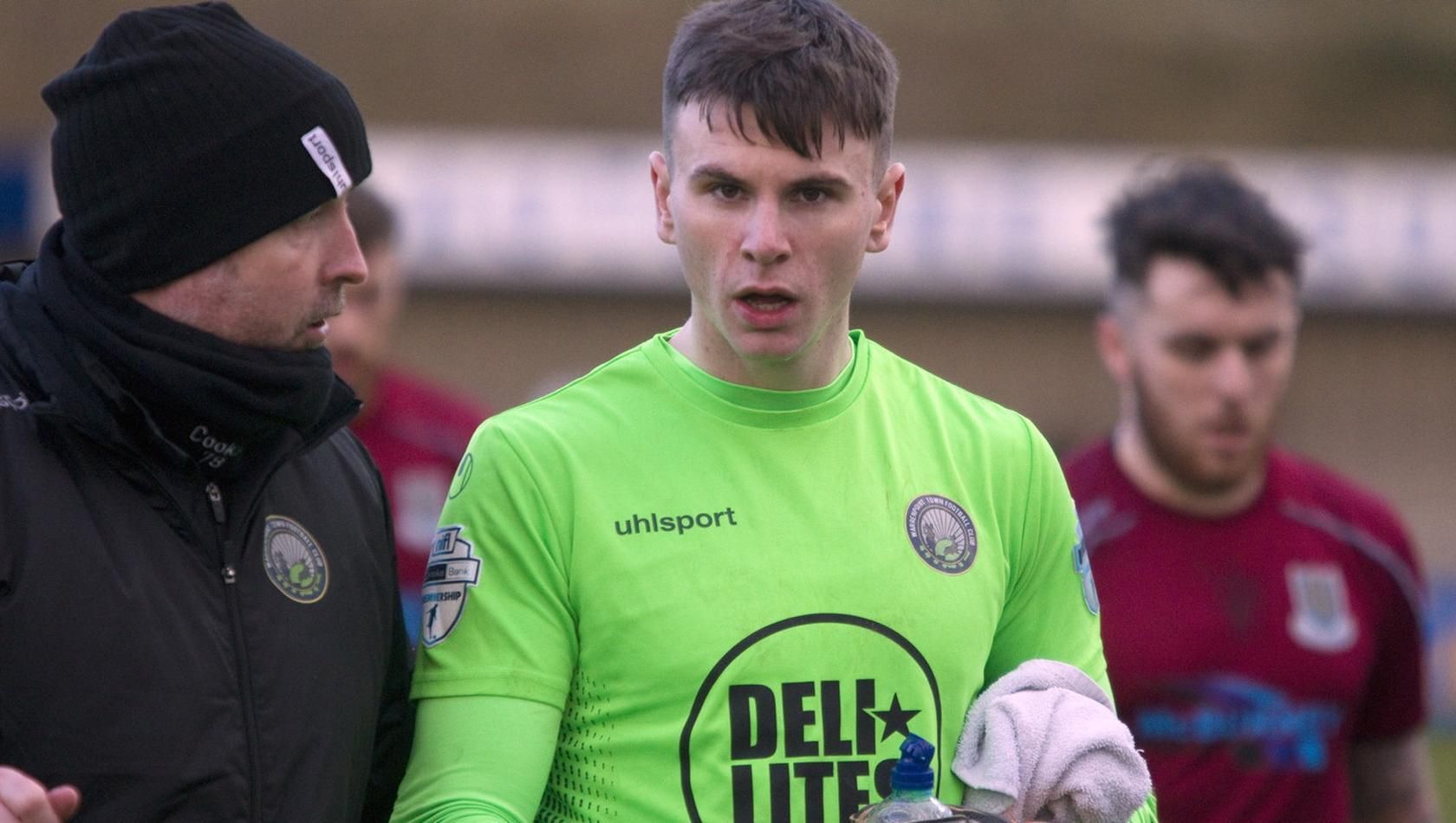 Голкипер устроил массовую драку с фанатами во время матча – видео Голкипер устроил массовую драку с фанатами во время матча – видео