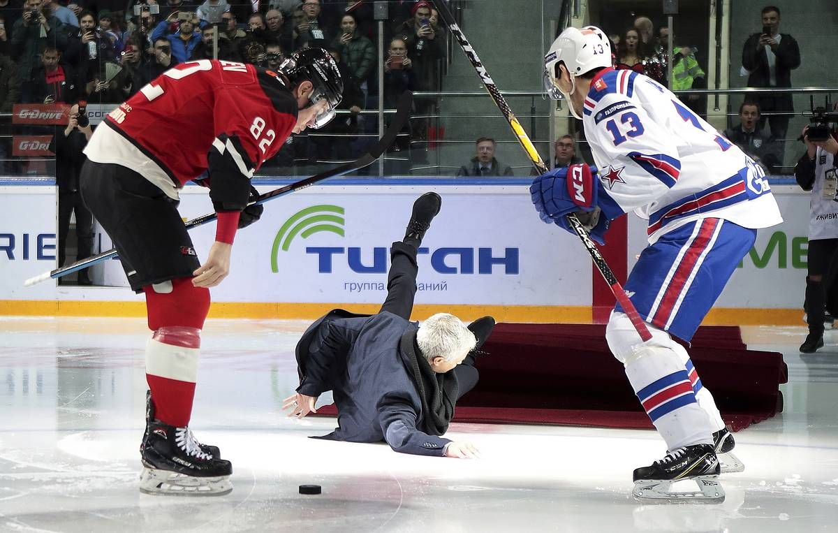 Как Моуринью упал на льду в России – видео курьезного эпизода Как Моуринью упал на льду в России – видео курьезного эпизода