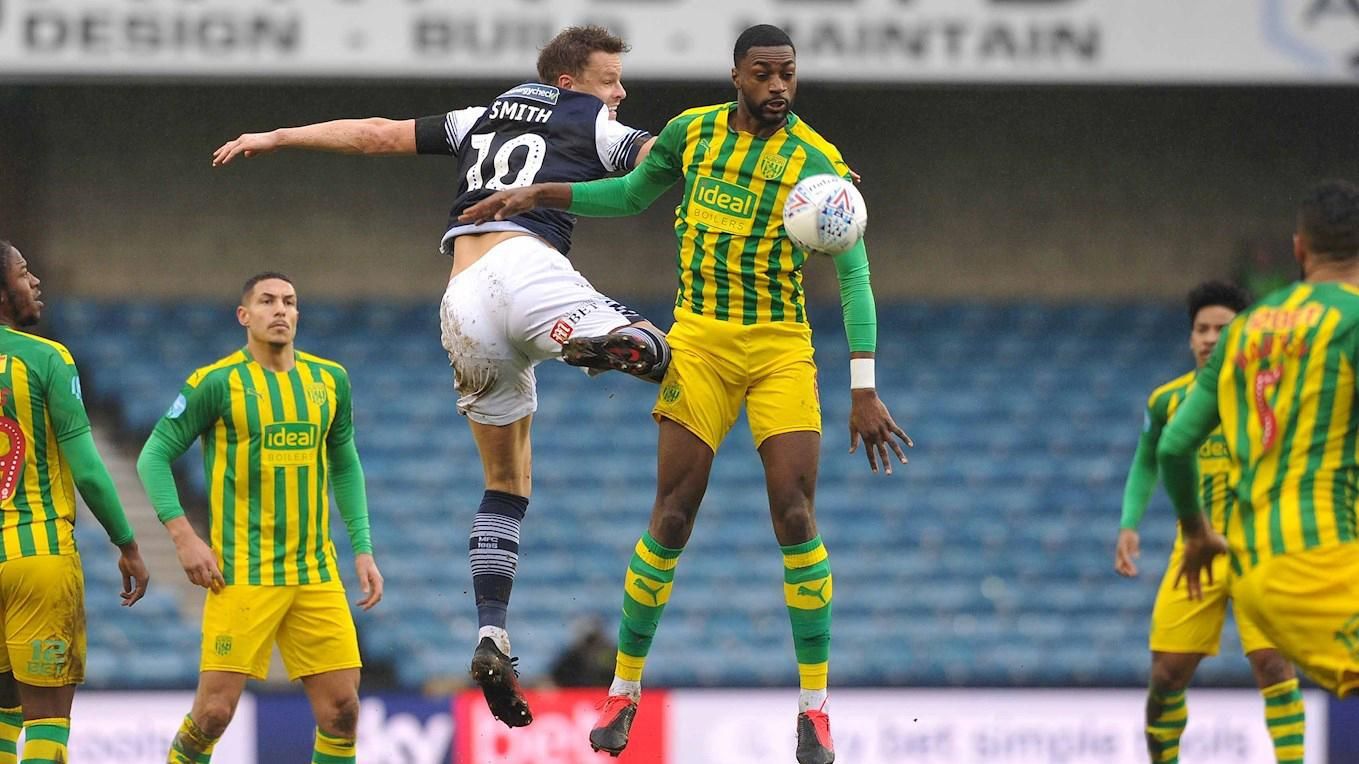 Футболісти в Англії не змогли розіграти кутовий через сильний вітер: відео Футболісти в Англії не змогли розіграти кутовий через сильний вітер: відео