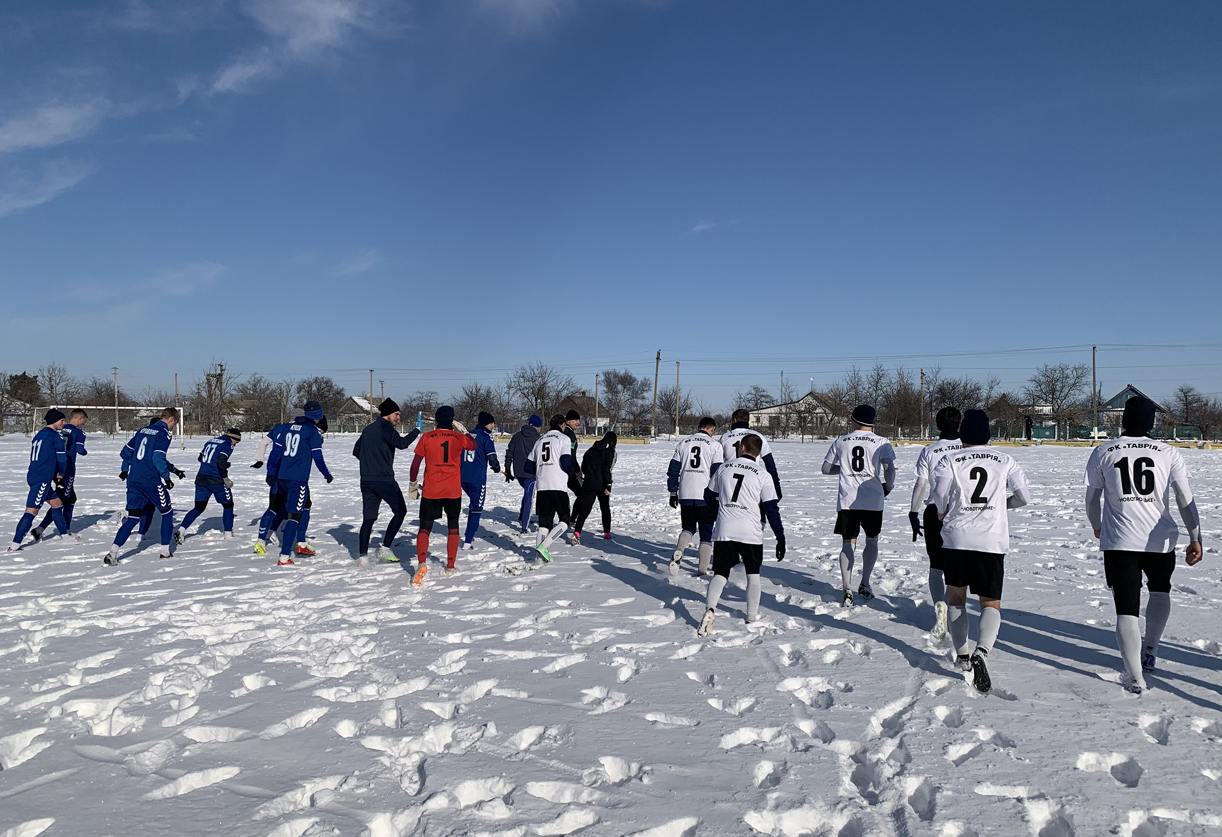 Снігу по коліна: українські клуби зіграли незвичний спаринг на засніженому полі – фото