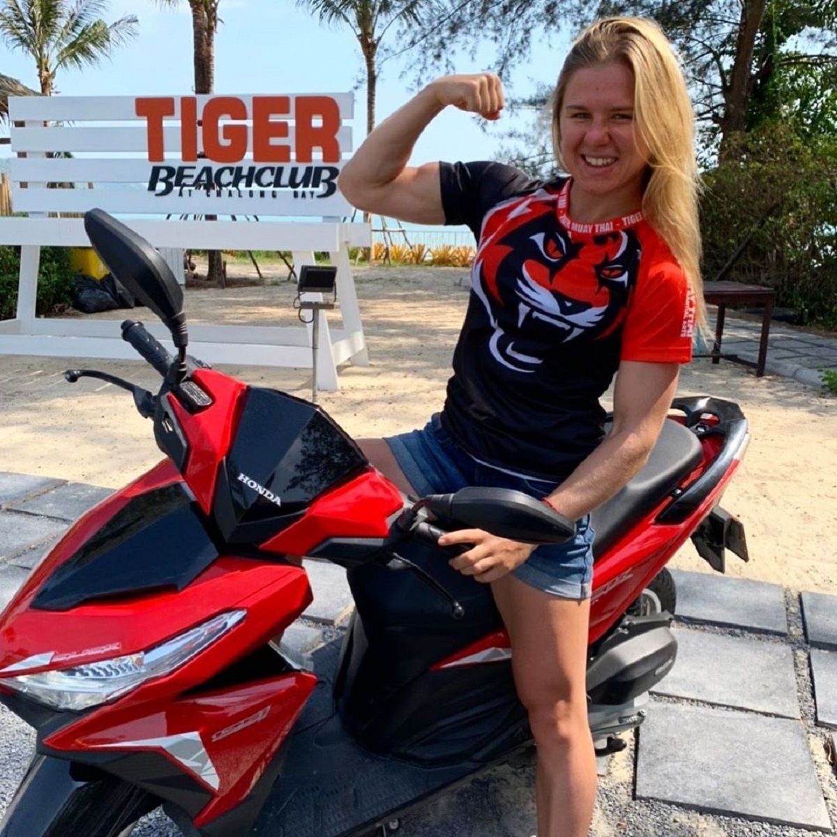 Украинская призерка чемпионатов Европы по боксу попала в аварию в Таиланде: фото Украинская призерка чемпионатов Европы по боксу попала в аварию в Таиланде: фото