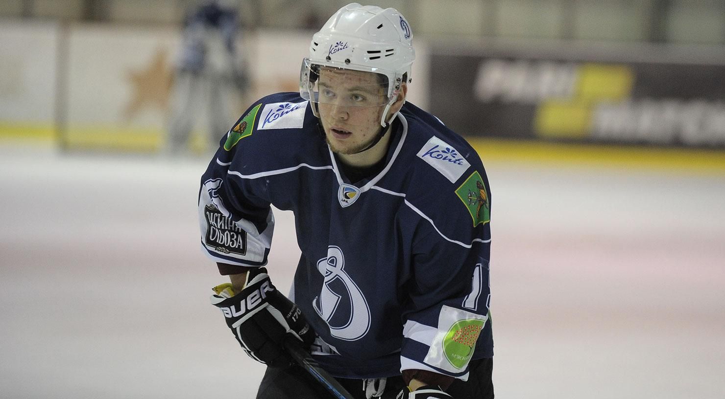 Захисник "Динамо" зробив неймовірний сейв, вибивши шайбу в повітрі – відео Захисник "Динамо" зробив неймовірний сейв, вибивши шайбу в повітрі – відео