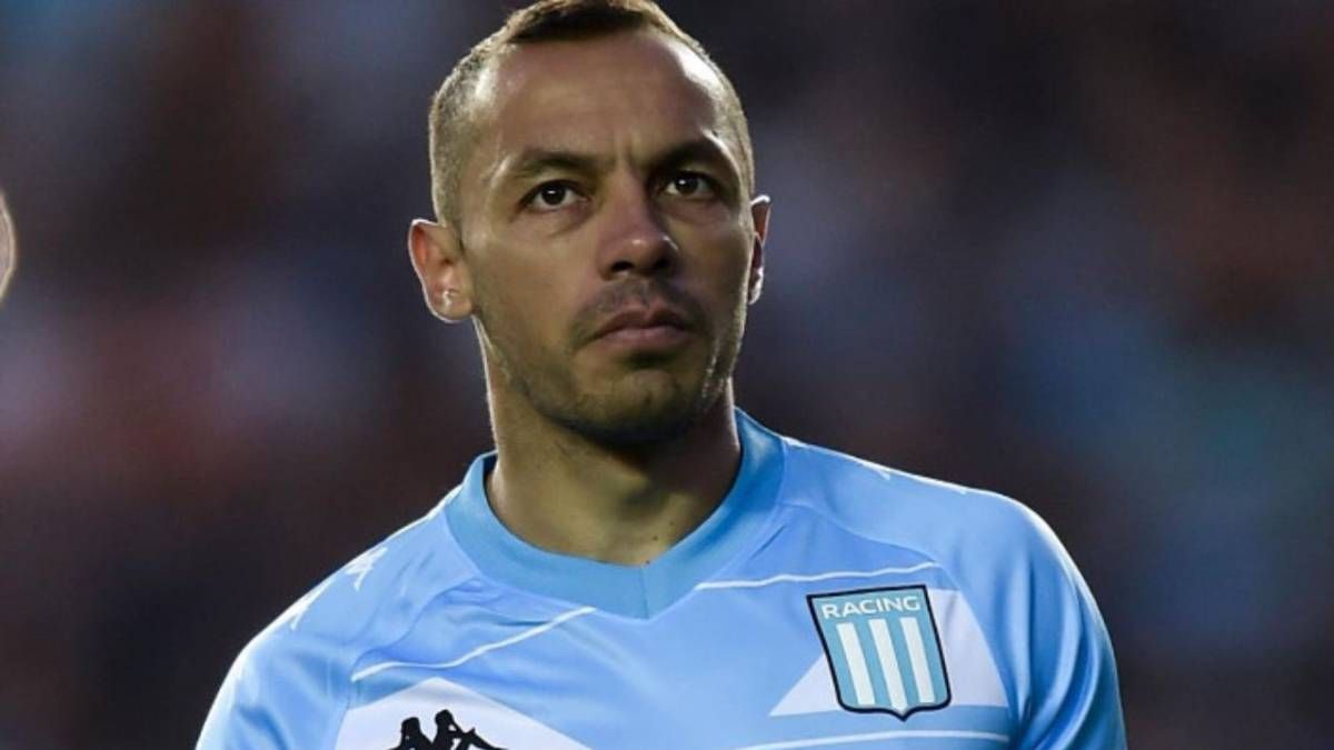 Футболист решил перекусить во время матча: видео забавного эпизода Футболист решил перекусить во время матча: видео забавного эпизода