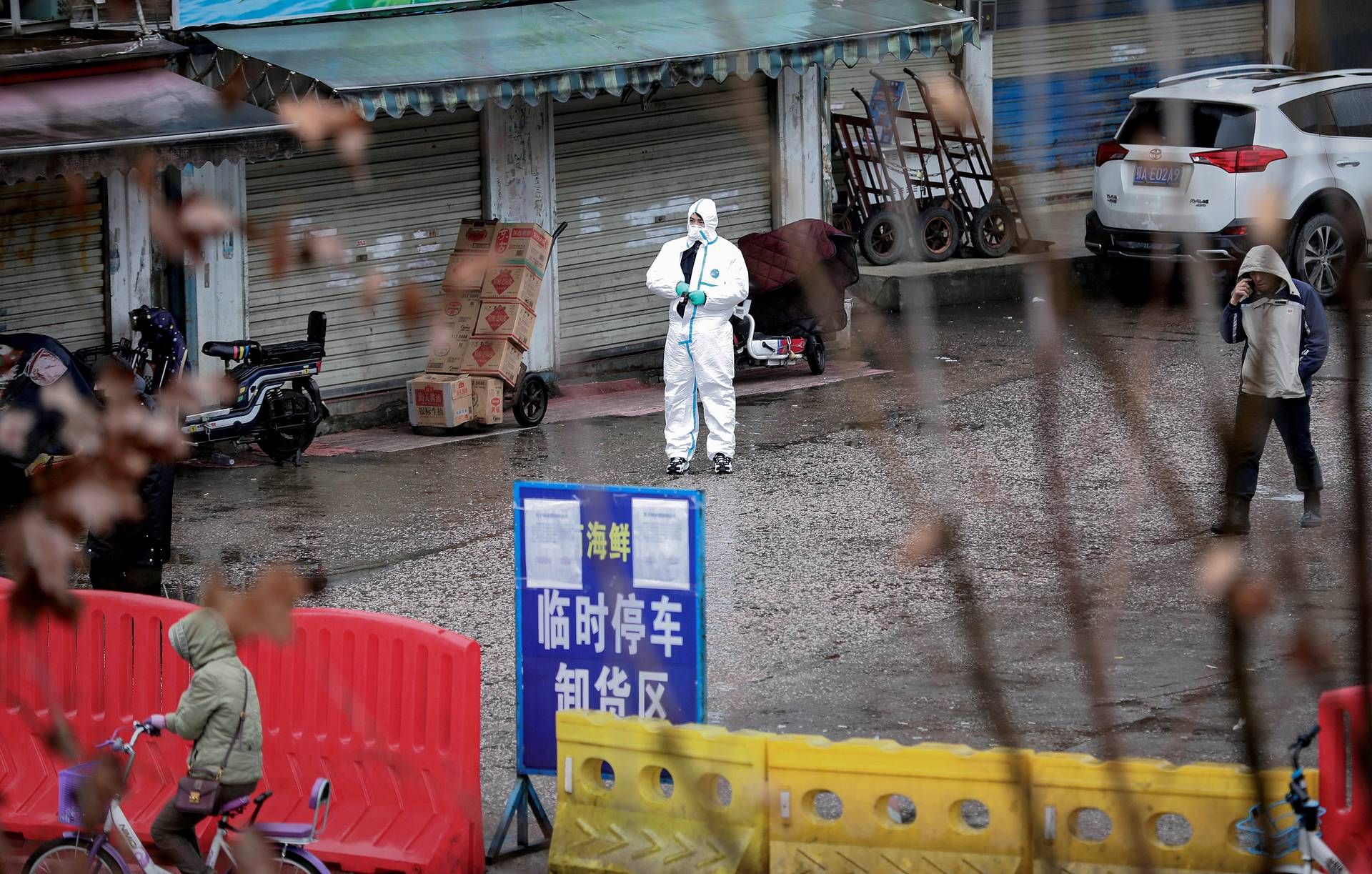 Китайские спортсмены пробегают марафон по своей квартире во время эпидемии коронавируса