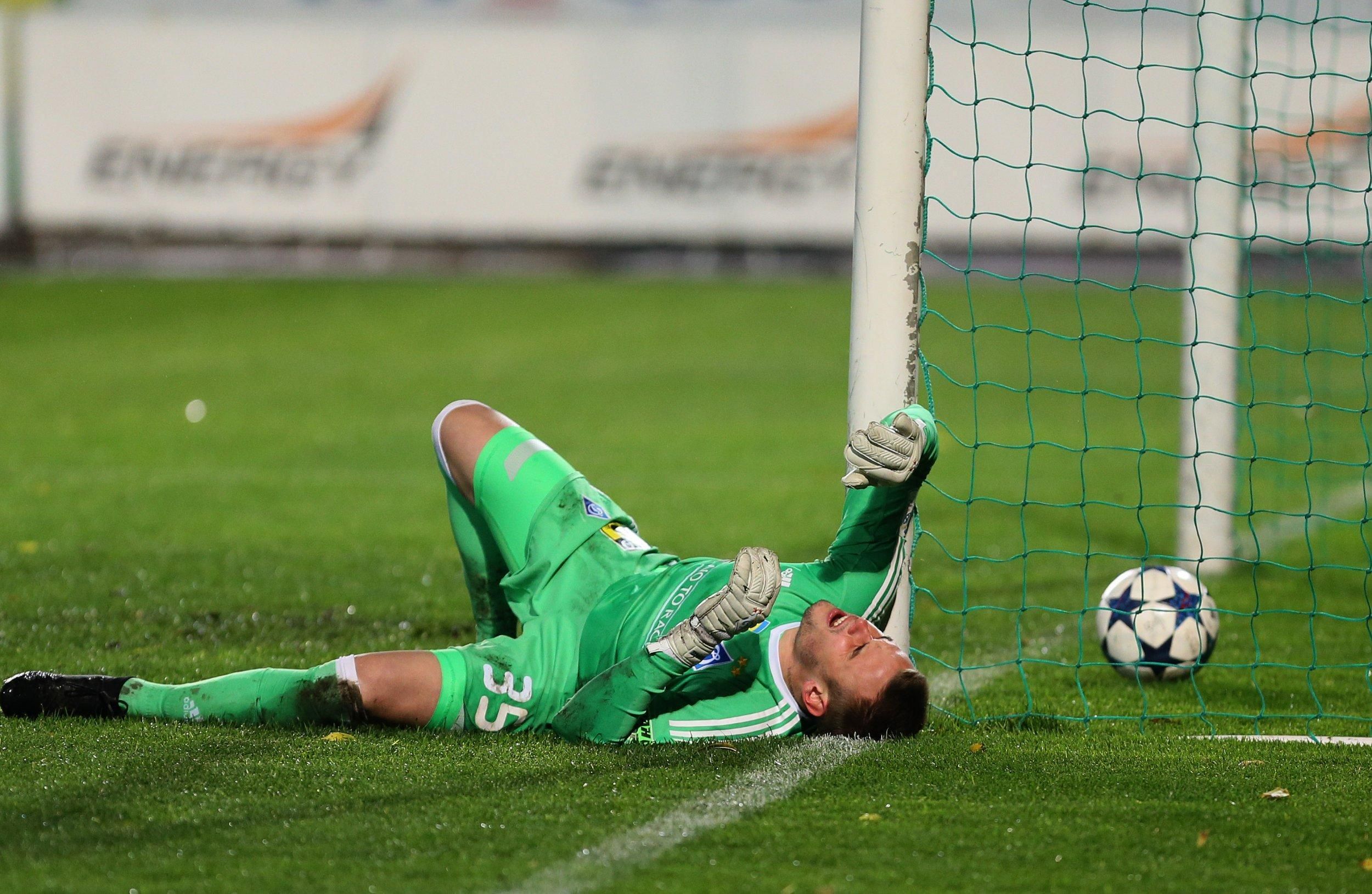 Ексголкіпер "Динамо" Коваль пропустив гол від воротаря на останній хвилині матчу: відео Ексголкіпер "Динамо" Коваль пропустив гол від воротаря на останній хвилині матчу: відео