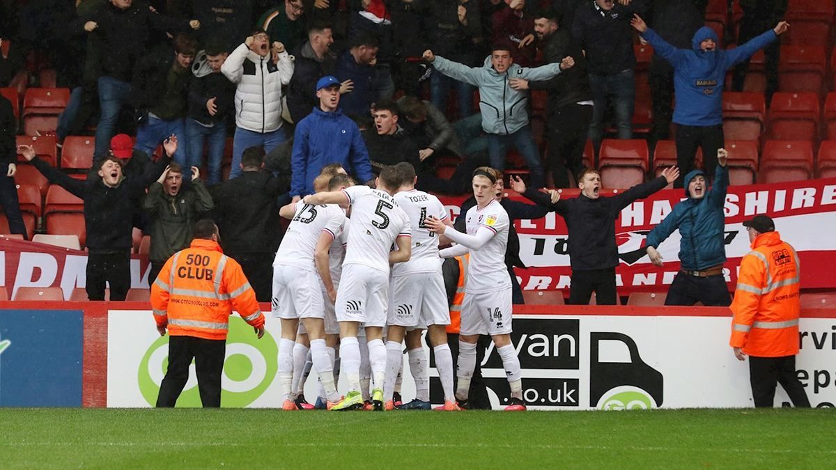 Воротар англійського клубу допоміг супернику забити курйозний гол: відео Воротар англійського клубу допоміг супернику забити курйозний гол: відео