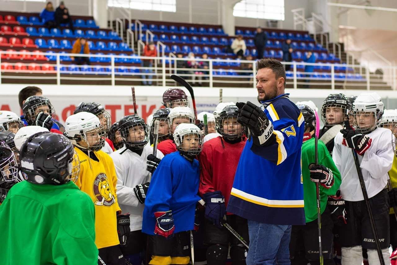 Хоккеисты украинских клубов провели тренировку для детей в Полтаве и Кременчуге: фото