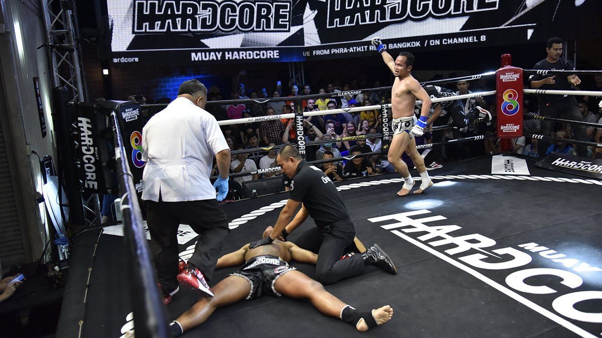 Рефері впав разом з Неймаром під час брутального нокауту: відео Рефері впав разом з Неймаром під час брутального нокауту: відео