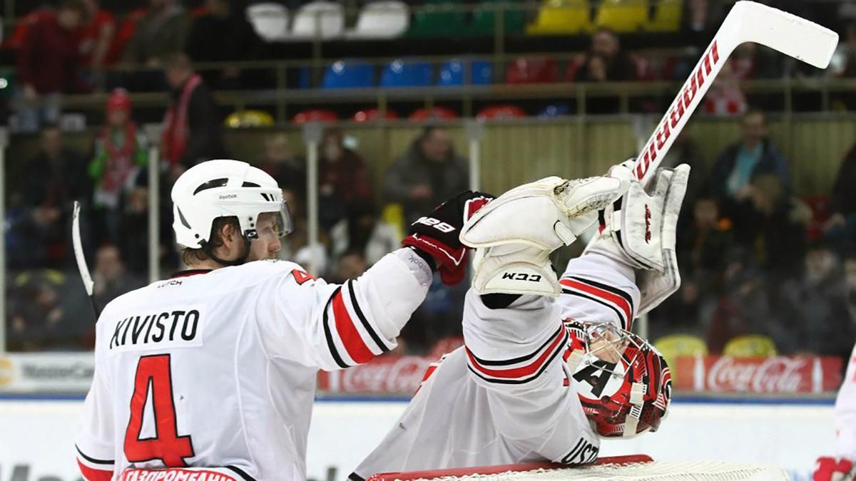 Хоккеиста дисквалифицировали за удар соперника клюшкой между ног: видео момента Хоккеиста дисквалифицировали за удар соперника клюшкой между ног: видео момента