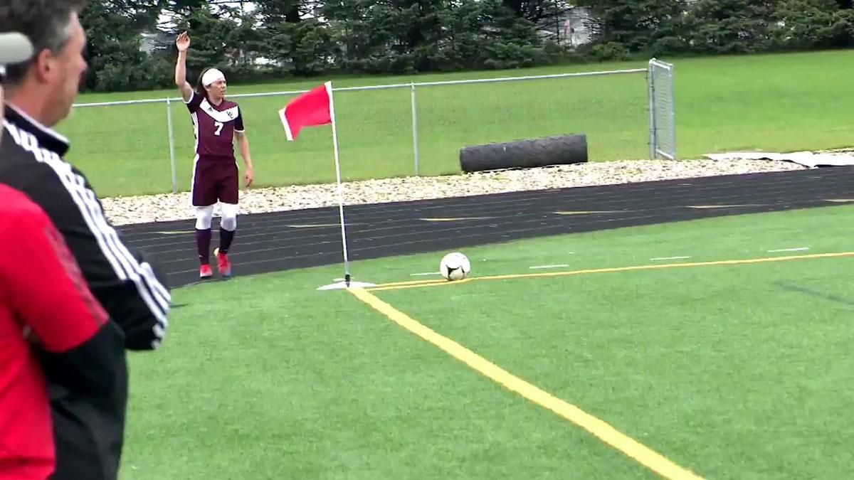 Футболист забил невероятный гол "пятой точкой": эффектное видео