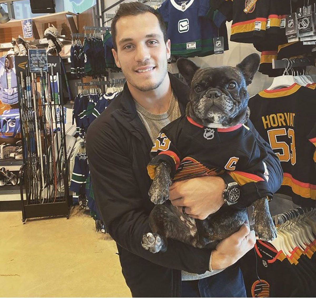 Не хокеєм єдиним: у матчі НХЛ відбулись собачі перегони Не хокеєм єдиним: у матчі НХЛ відбулись собачі перегони