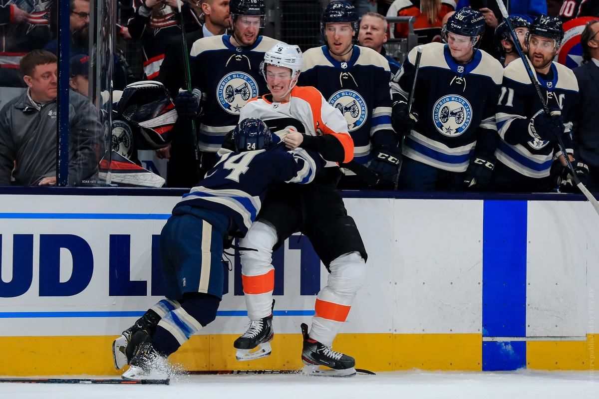 У матчі НХЛ 165-сантиметровий хокеїст уклав на лід двометрового здорованя: відео бійки