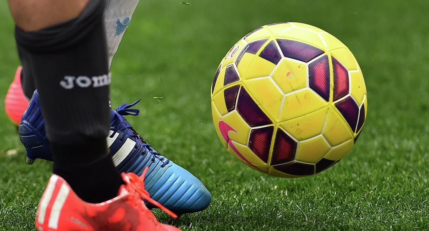 В Италии массово перенесли футбольные матчи из-за коронавируса В Италии массово перенесли футбольные матчи из-за коронавируса