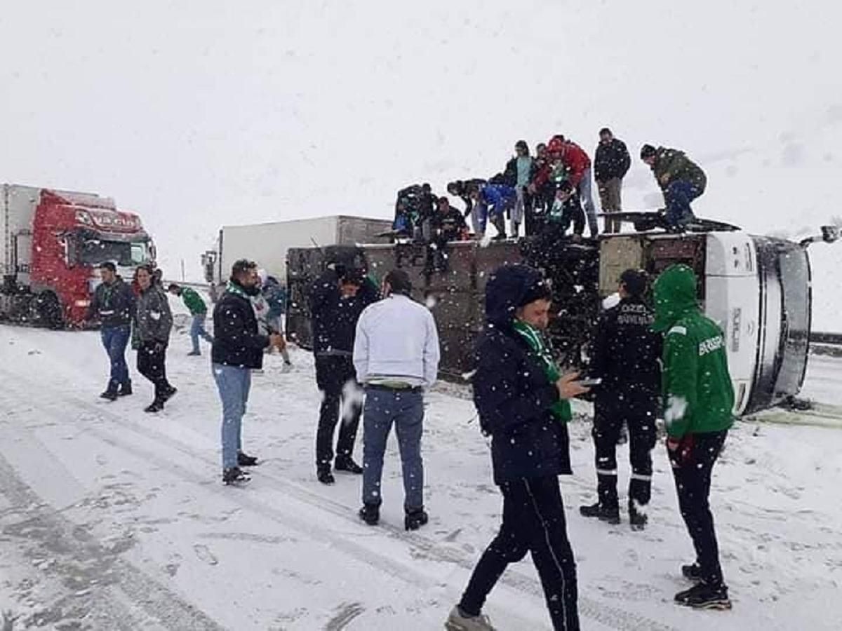 В Турции перевернулся автобус с фанатами клуба, за который играет украинец Селезнев – фото В Турции перевернулся автобус с фанатами клуба, за который играет украинец Селезнев – фото