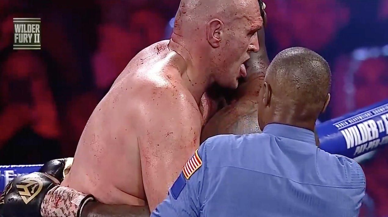 Тайсон Ф'юрі спробував на смак кров Уайлдера, лизнувши його під час бою: відео Тайсон Ф'юрі спробував на смак кров Уайлдера, лизнувши його під час бою: відео