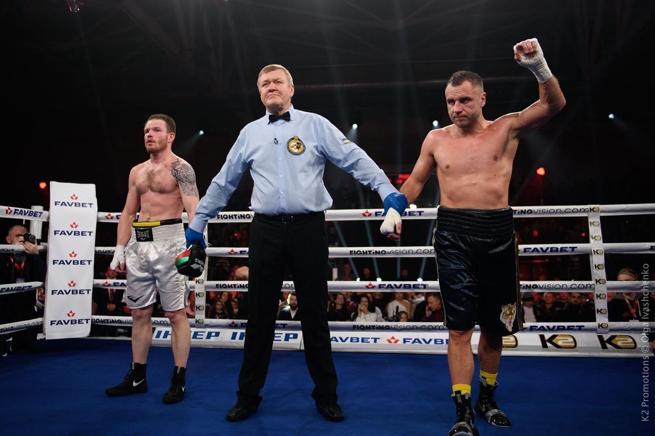 Українець Максим Бурсак зі зламаною рукою переміг росіянина Максима Смірнова Українець Максим Бурсак зі зламаною рукою переміг росіянина Максима Смірнова