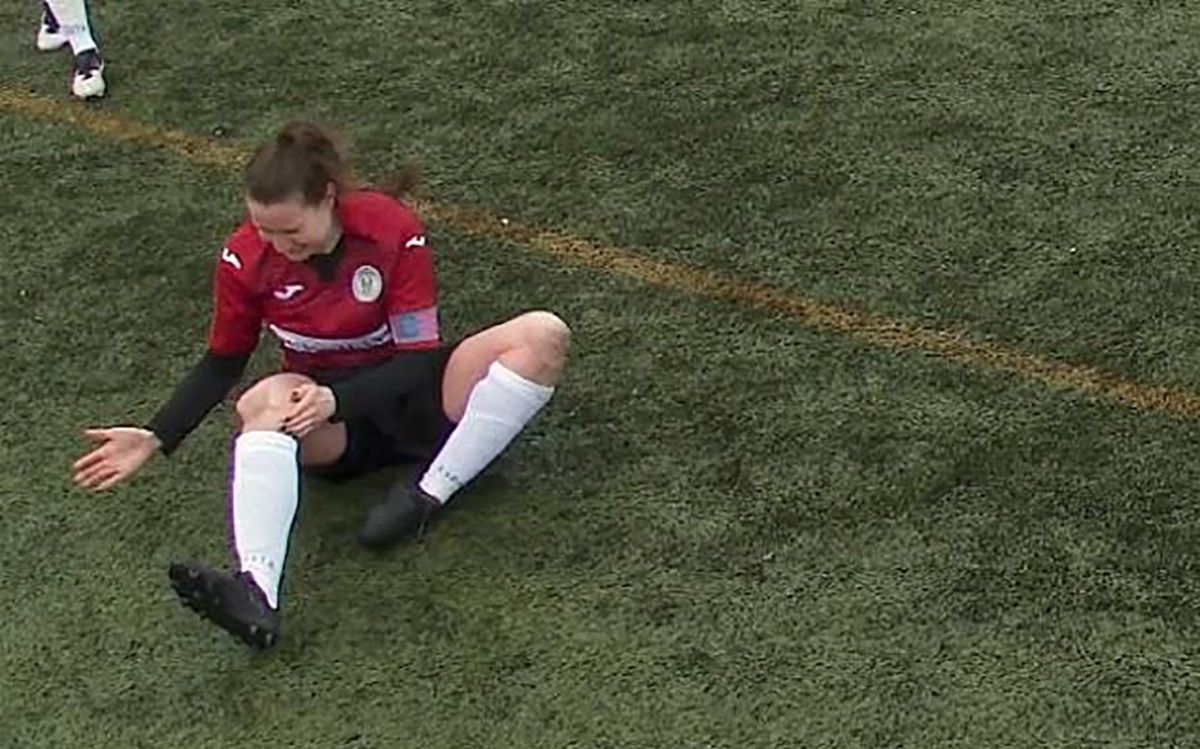 Пример мужества: футболистка вывихнула колено во время матча и продолжила игру – видео