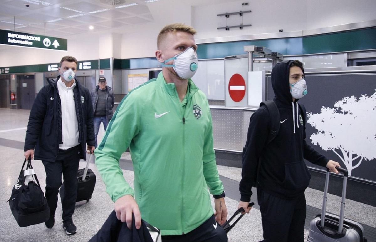 Футболісти "Лудогорця" прилетіли в Італію на матч з "Інтером" у масках через коронавірус – фото
