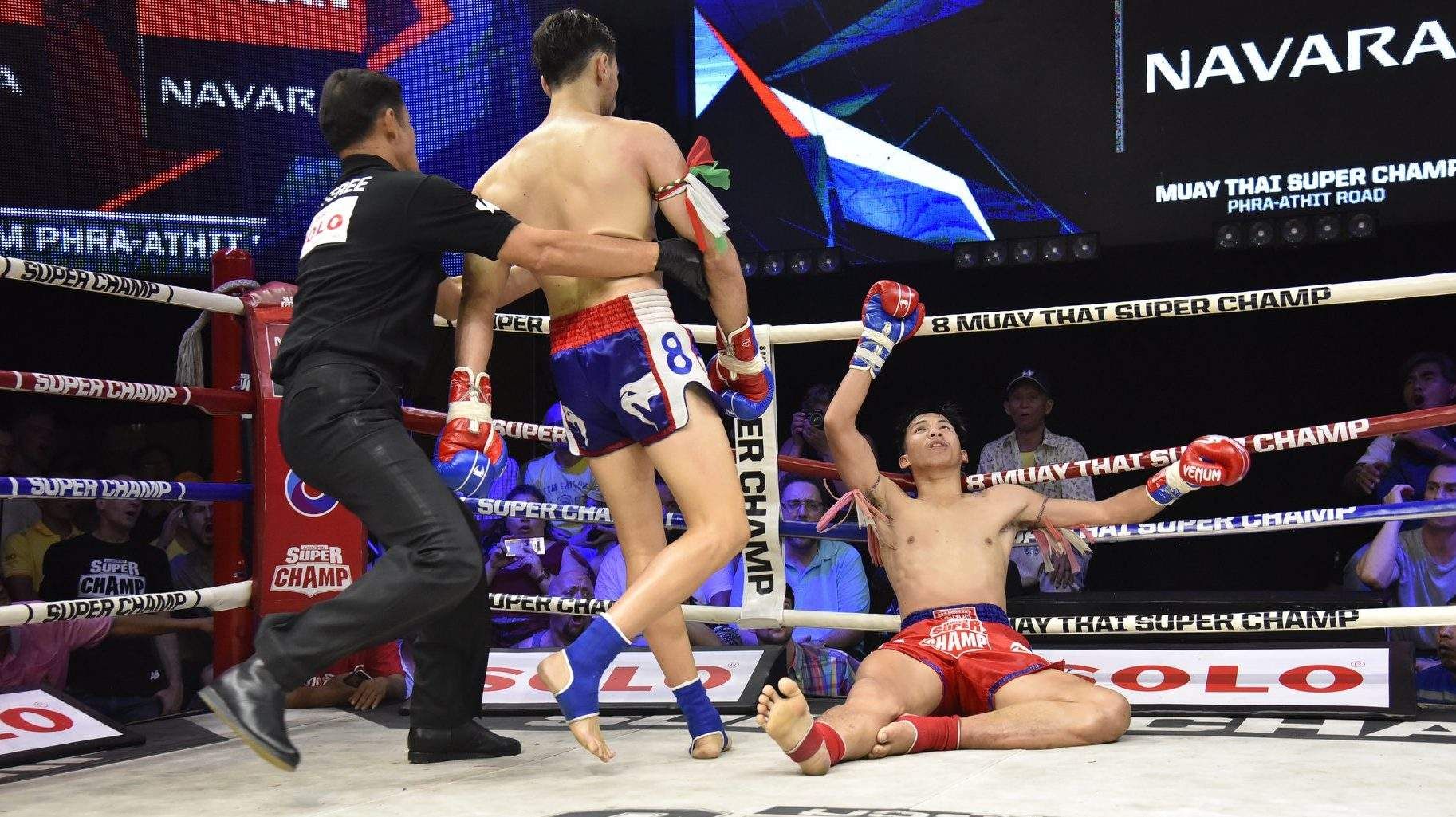 Нокаут года: в тайском боксе хозяина ринга "отключили" одним ударом колена в голову – видео