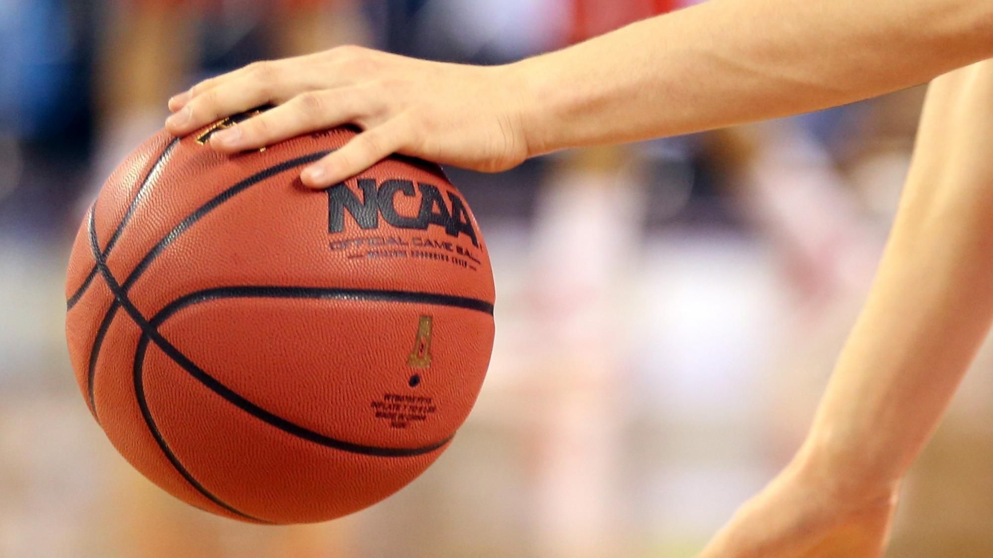 У США баскетболіст закинув божевільний м'яч зі своєї половини поля: відео