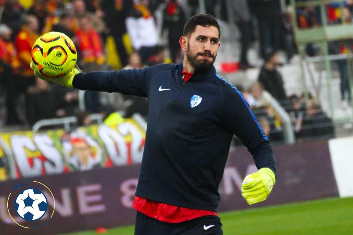 Гол року: у Франції воротар рукою закинув м'яч у власні ворота – курйозне відео