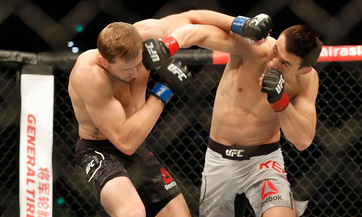 UFC дальше поражает нокаутами: китайский боец одержал победу над "Рок-звездой" – яркое видео UFC дальше поражает нокаутами: китайский боец одержал победу над "Рок-звездой" – яркое видео