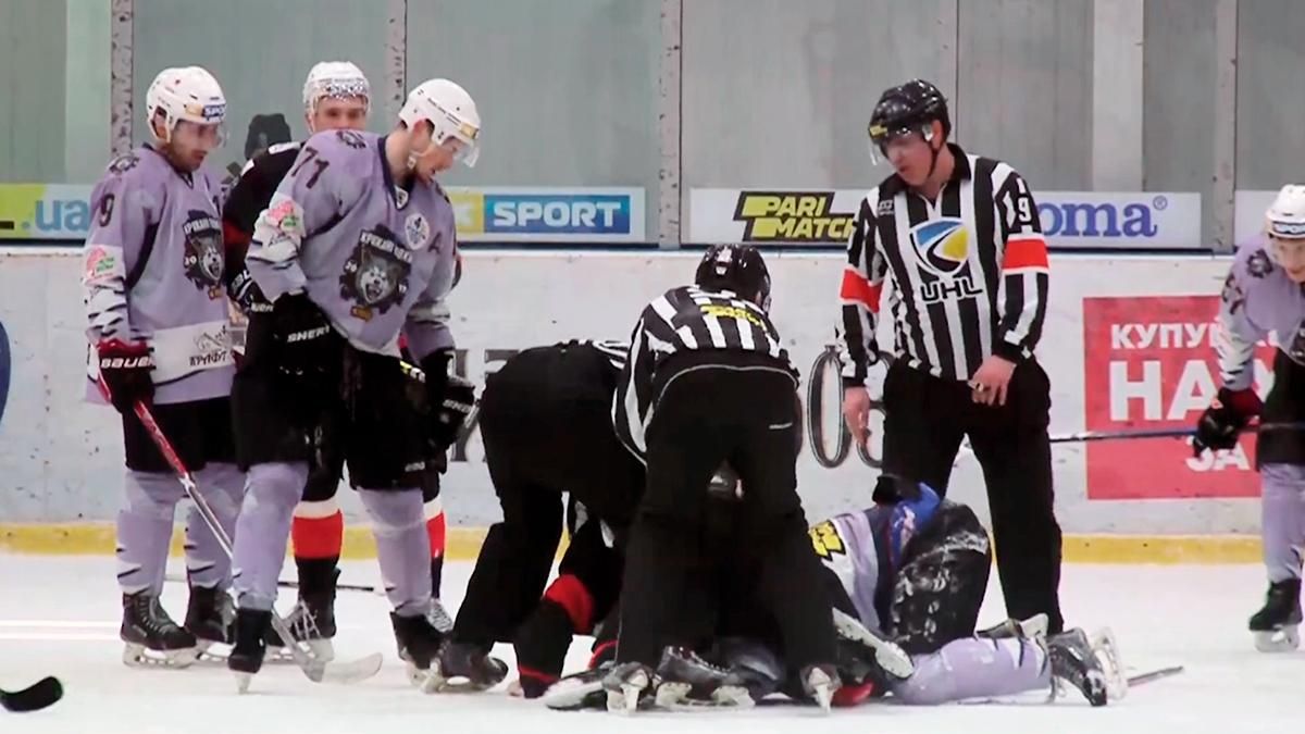 Хоккеисты устроили двойную драку в чемпионате Украины: видео Хоккеисты устроили двойную драку в чемпионате Украины: видео