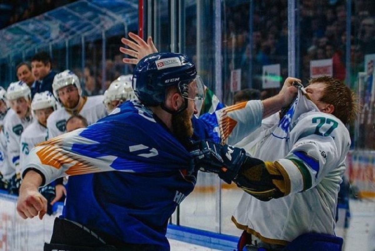 Украинский хоккеист Мережко до крови избил россиянина во время матча – видео Украинский хоккеист Мережко до крови избил россиянина во время матча – видео