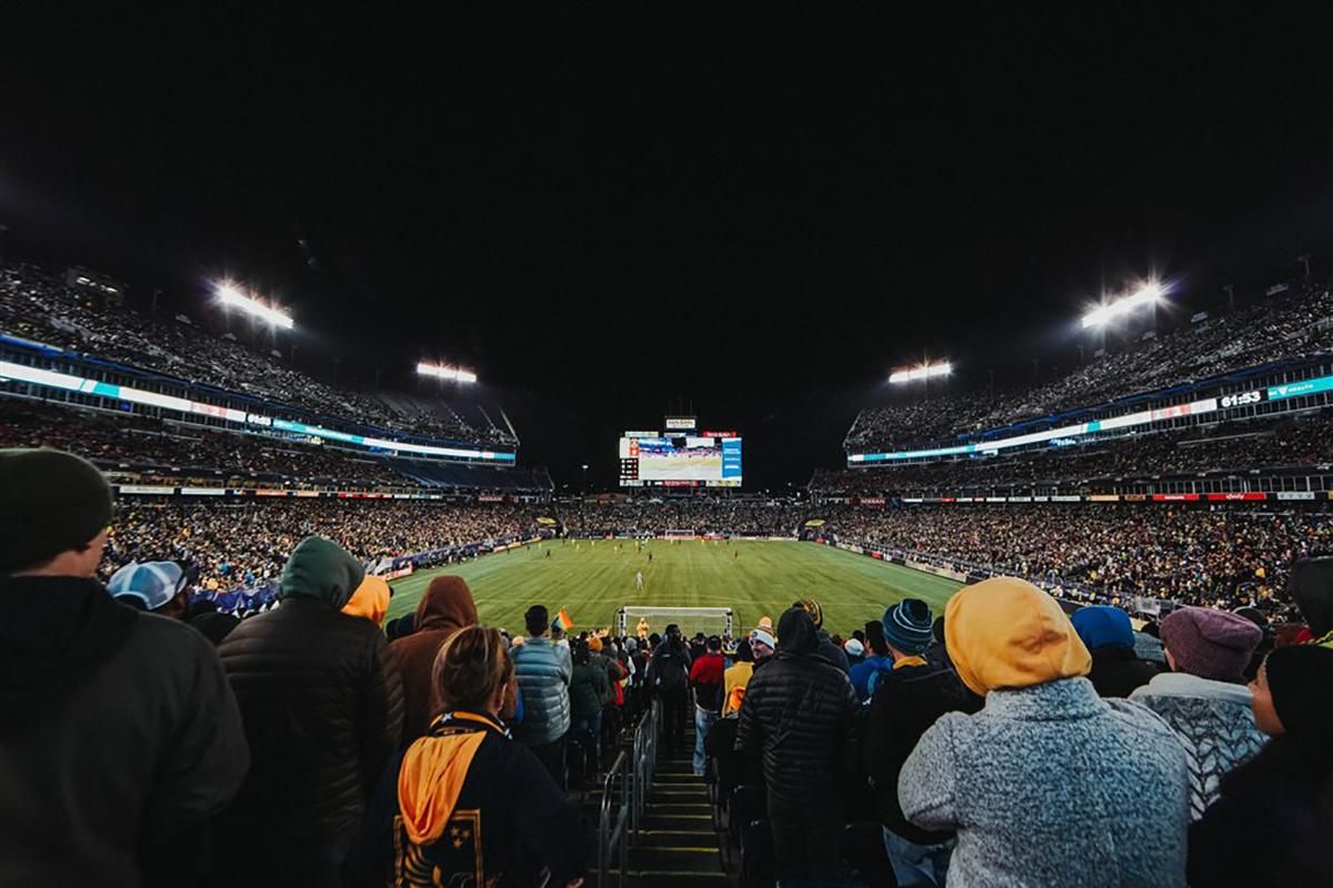 Вратарь сделал сейв руками в центре поля, но получил только желтую карточку – видео Вратарь сделал сейв руками в центре поля, но получил только желтую карточку – видео