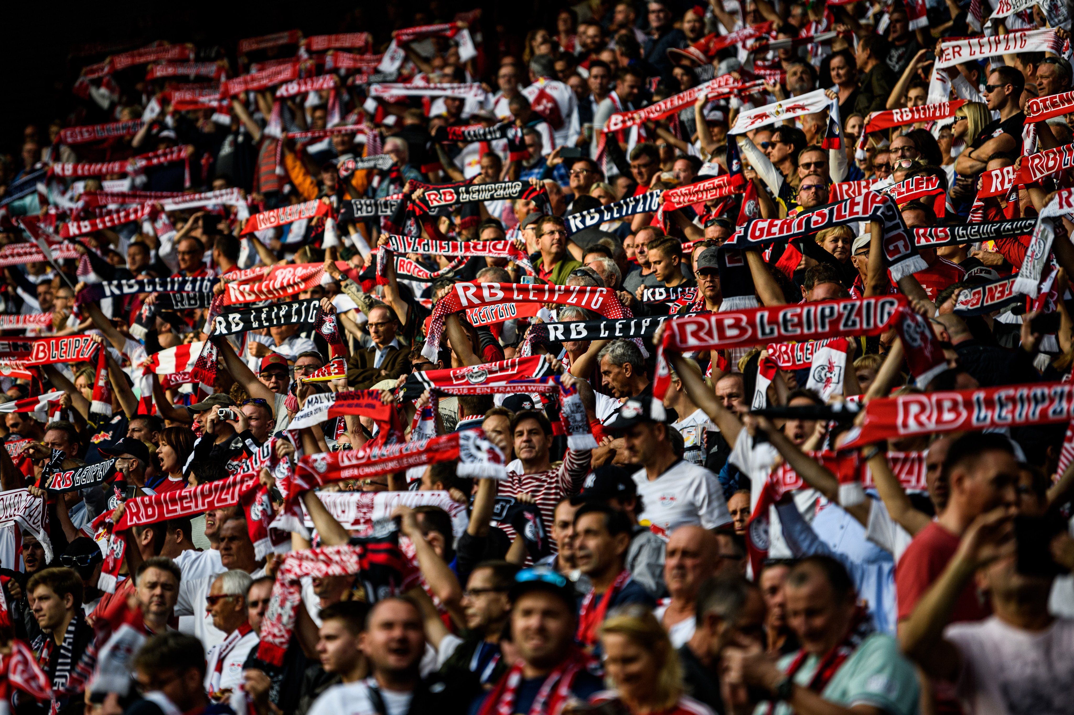 Японських вболівальників змусили покинути стадіон під час матчу в Німеччині через коронавірус Японських вболівальників змусили покинути стадіон під час матчу в Німеччині через коронавірус
