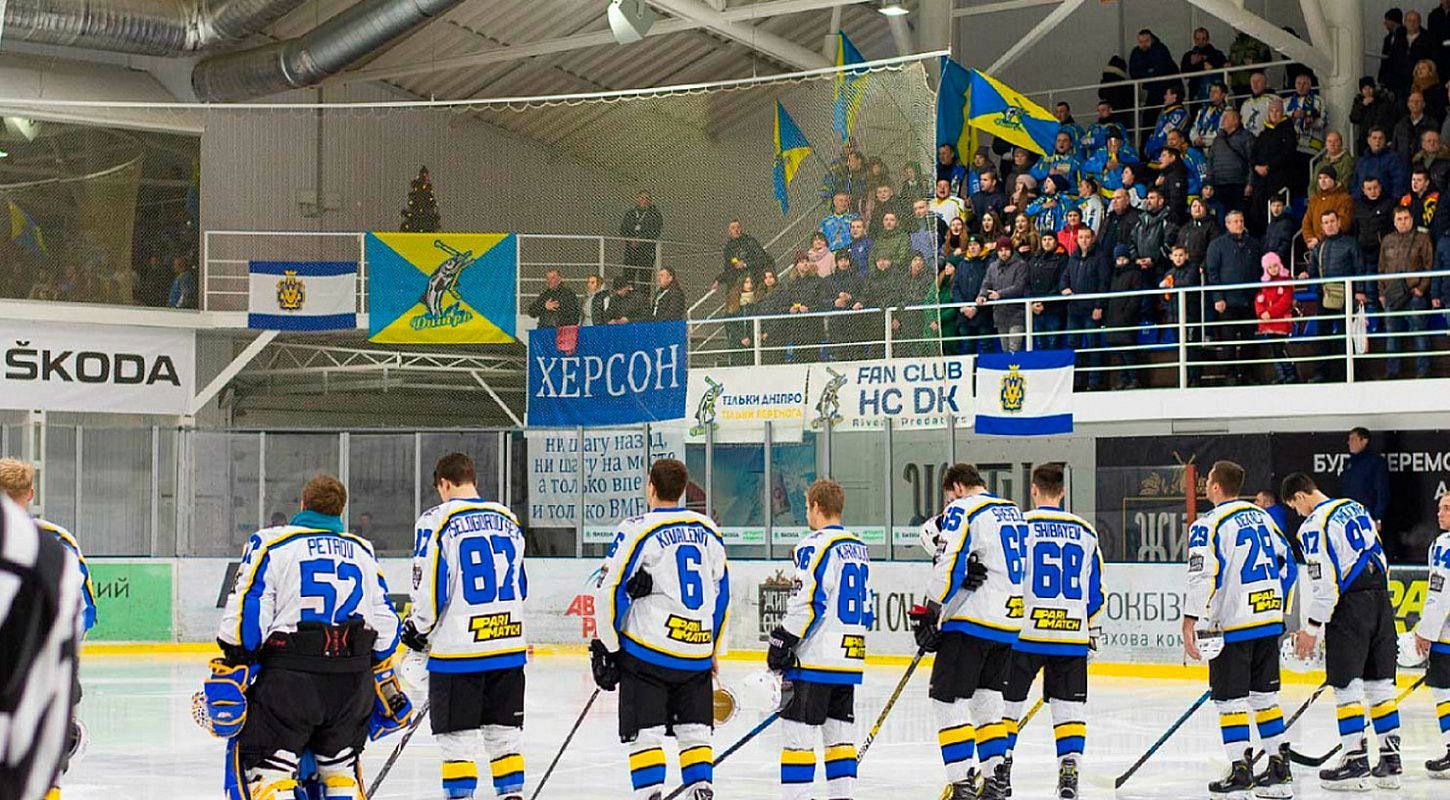 Українські вболівальники довго не випускали гравців після переможного матчу: відео овацій Українські вболівальники довго не випускали гравців після переможного матчу: відео овацій