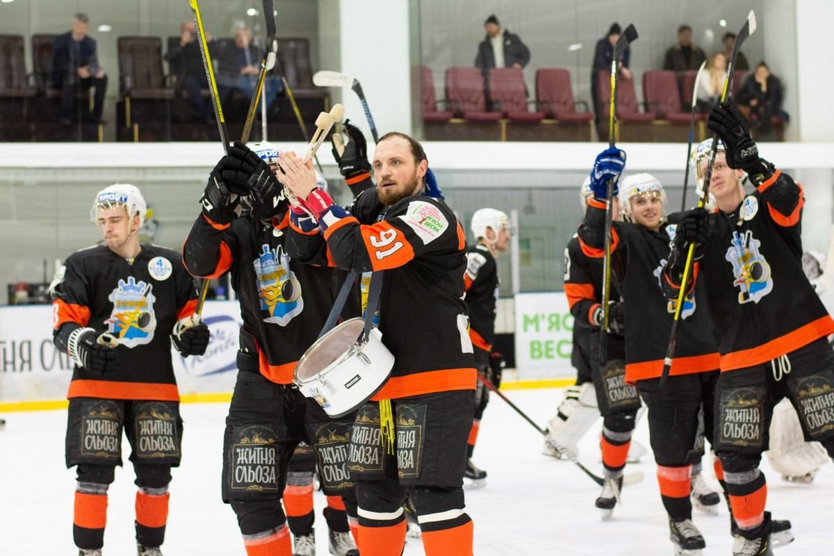 Хоккеисты устроили настоящее шоу для болельщиков после победы в чемпионате – видео Хоккеисты устроили настоящее шоу для болельщиков после победы в чемпионате – видео