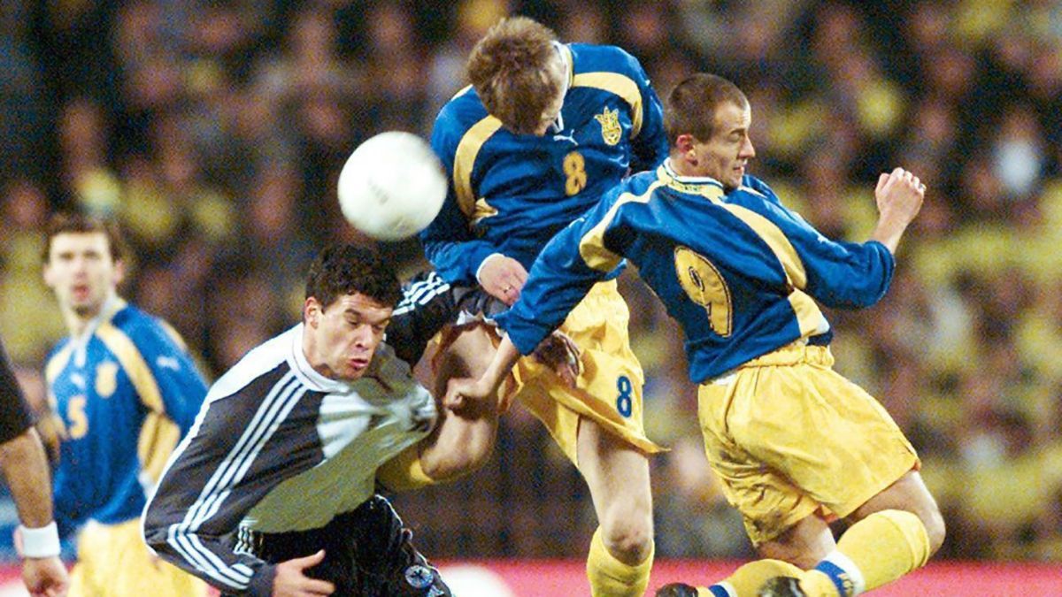 Перший перформанс на матчі України: гімн Пономарьова і старий "Олімпійський" – ретровідео Перший перформанс на матчі України: гімн Пономарьова і старий "Олімпійський" – ретровідео