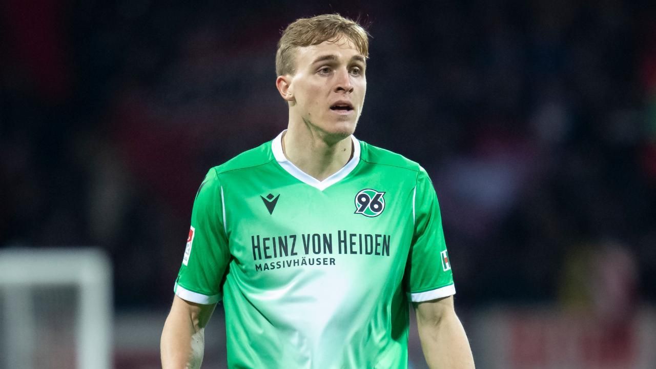 Официально: первый немецкий футболист Тимо Хюберс заболел коронавирусом Официально: первый немецкий футболист Тимо Хюберс заболел коронавирусом