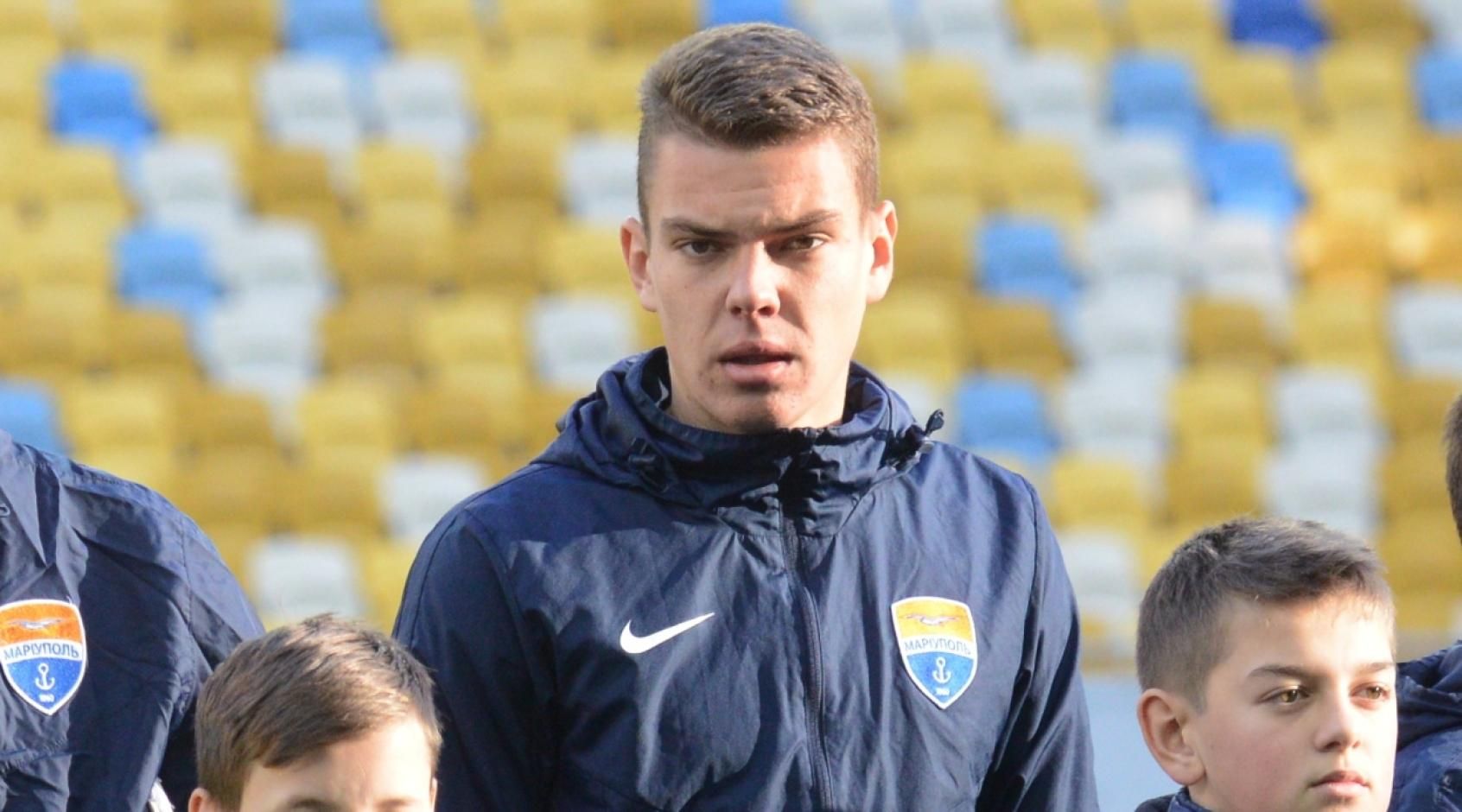 Игрок "Мариуполя" извинился за удар по баннеру с флагом Украины в матче с "Днепром-1" Игрок "Мариуполя" извинился за удар по баннеру с флагом Украины в матче с "Днепром-1"