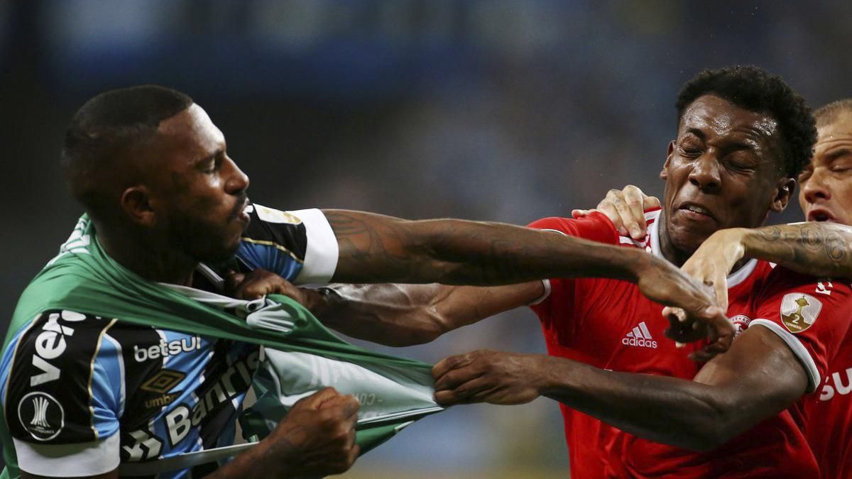 У Бразилії арбітр вилучив 8 футболістів, а гра завершилася масовою бійкою: відео