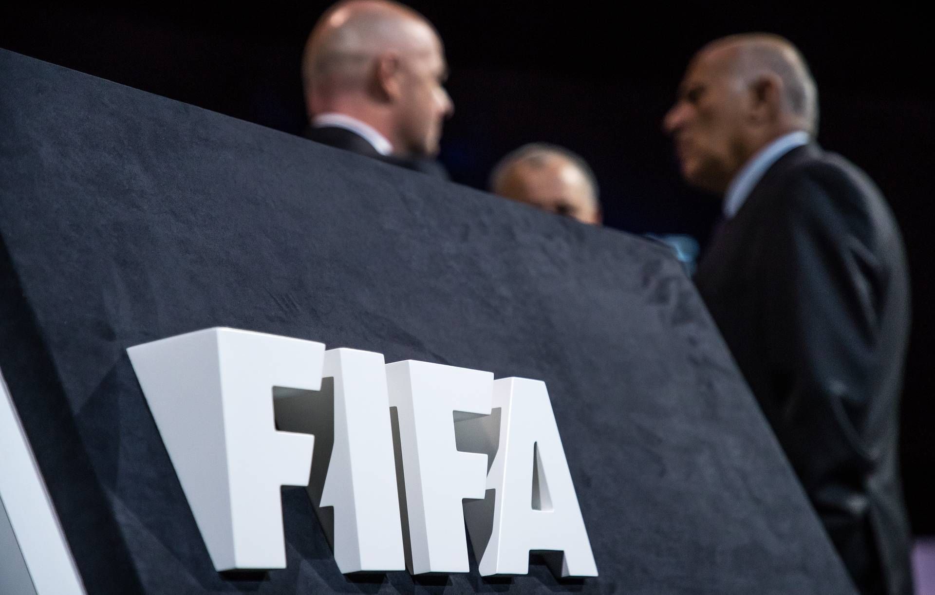 ФИФА в связи с коронавирусом разрешила клубам не отпускать футболистов в сборные