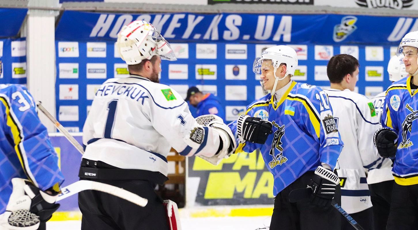 Вместо рукопожатий украинские хоккеисты оригинально поблагодарили друг друга – видео Вместо рукопожатий украинские хоккеисты оригинально поблагодарили друг друга – видео