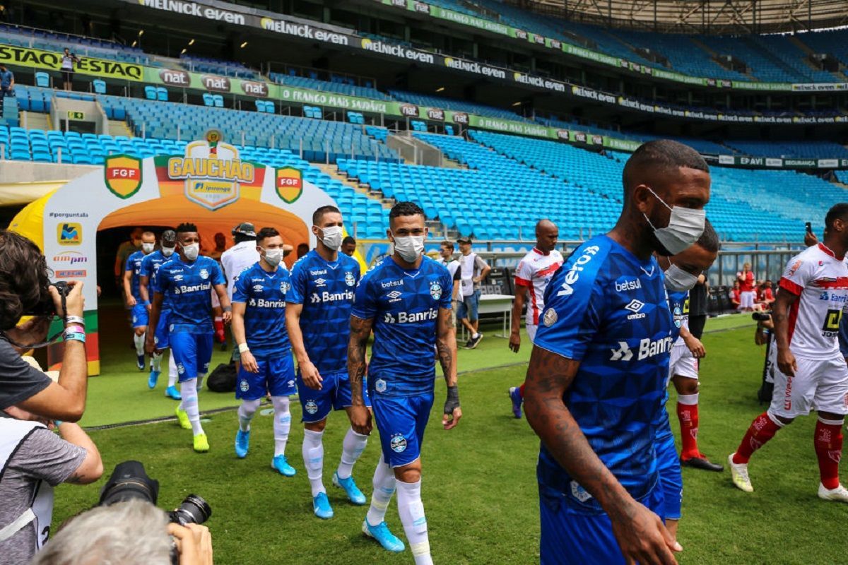 Футболісти бразильського "Греміо" вийшли на матч у масках на знак протесту