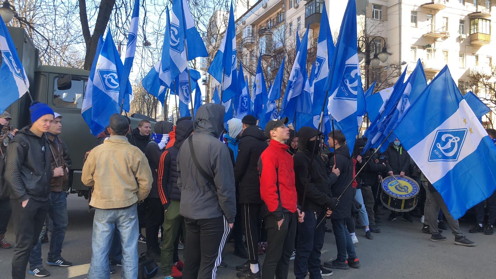 Дело "Приватбанка": под судом протест с флагами "Динамо" из-за денег Суркисов (фото)